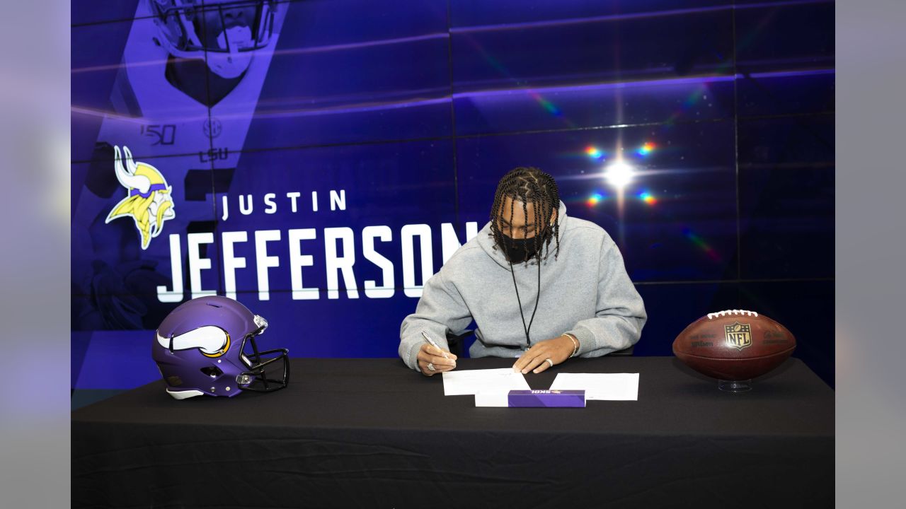 Justin Jefferson Helps Honor 'Real Viking' Frontline Worker as Vikings Fan  of the Year