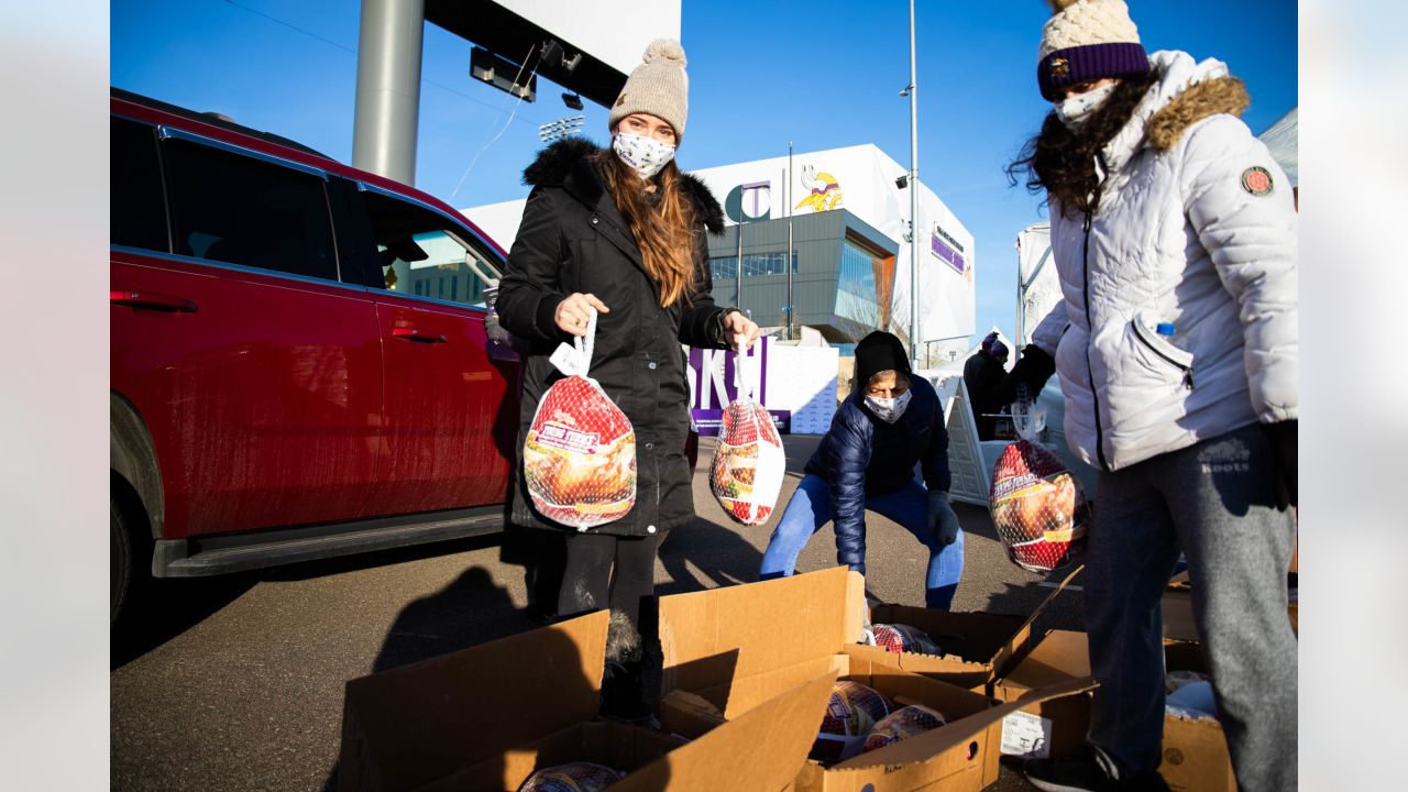 Vikings Distribute 1,500 Thanksgiving Meals to Twin Cities Community