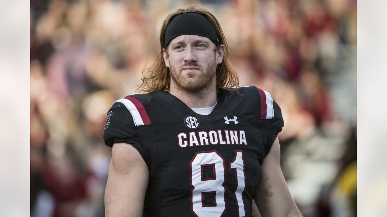 South Carolina tight end Hayden Hurst (81) runs with the ball past