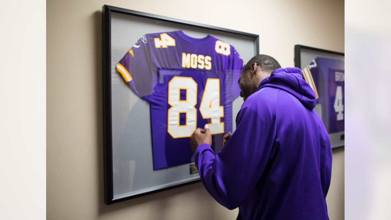 Randy Moss speechless when given surprise news at Vikings' camp he'll be  put in Ring of Honor – WKTY