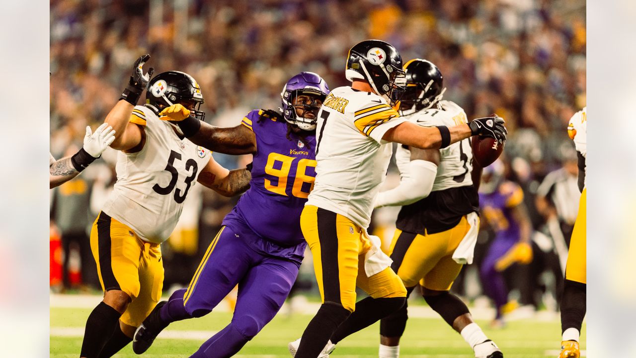 Minnesota Vikings defensive lineman Armon Watts in action against