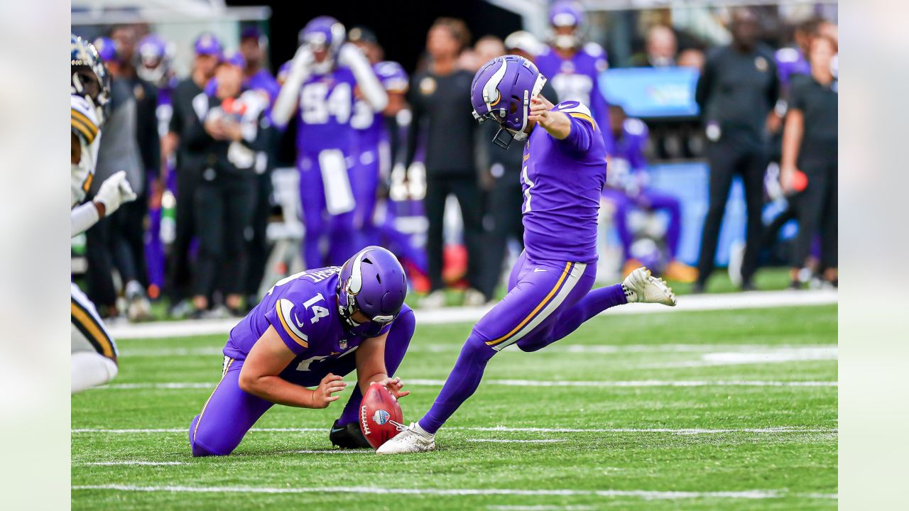 Minnesota Vikings kicker Greg Joseph drills 45-yard field goal