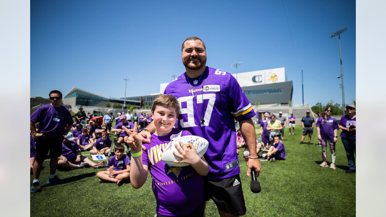 Vikings' Harrison Phillips shows big heart for community