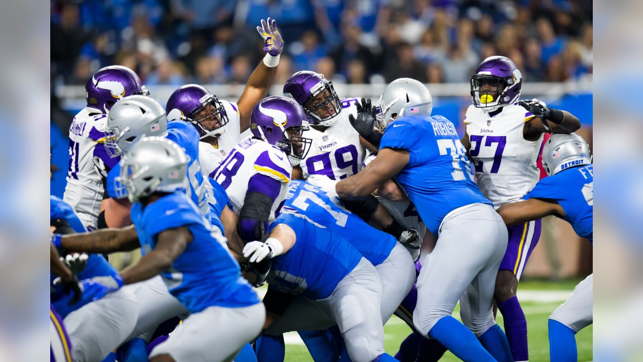 DETROIT, MI - DECEMBER 11: Minnesota Vikings TE T.J. Hockenson (87) trying  to block Detroit Lions Defensive End (97) Aidan Hutchinson during the game  between Minnesota Vikings and Detroit Lions on December