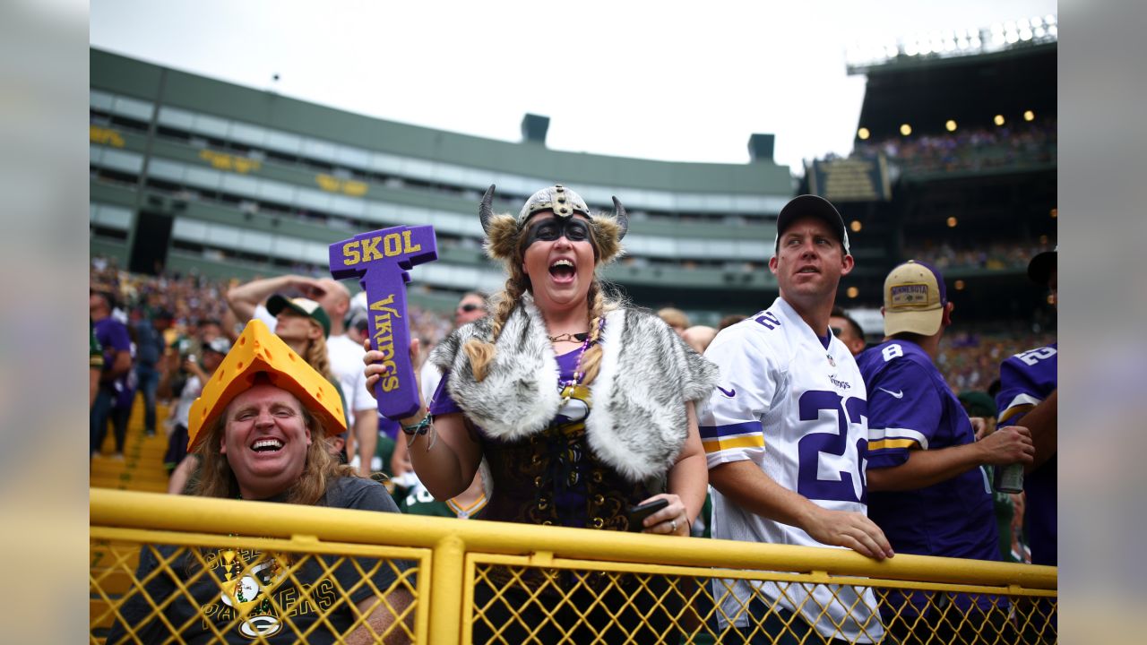 Santa Clara, California, USA. 11th Jan, 2020. 56 Kwon Alexander and #99  Danielle Hunter signing jerseys and showing some sportsmanship after the  NFC Divisional Game, Minnesota Vikings vs. San Francisco 49ers game