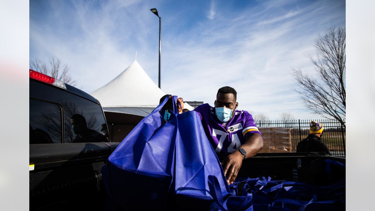 Vikings Distribute 1,500 Thanksgiving Meals to Twin Cities Community