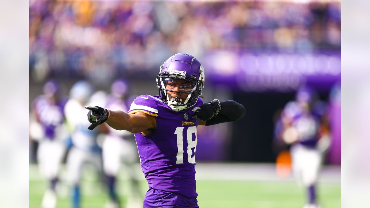 Minnesota Vikings linebacker Eric Kendricks (54) in action during the first  half of an NFL football game against the Arizona Cardinals, Sunday, Oct.  30, 2022 in Minneapolis. (AP Photo/Stacy Bengs Stock Photo - Alamy