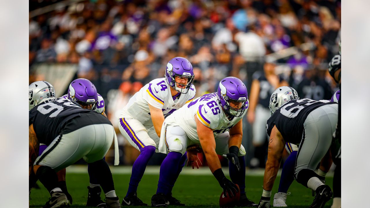 Minnesota Vikings defensive tackle Dalvin Tomlinson (94) against the Las  Vegas Raiders during an NFL preseason football game, Sunday, Aug. 14, 2022,  in Las Vegas. (AP Photo/John Locher Stock Photo - Alamy