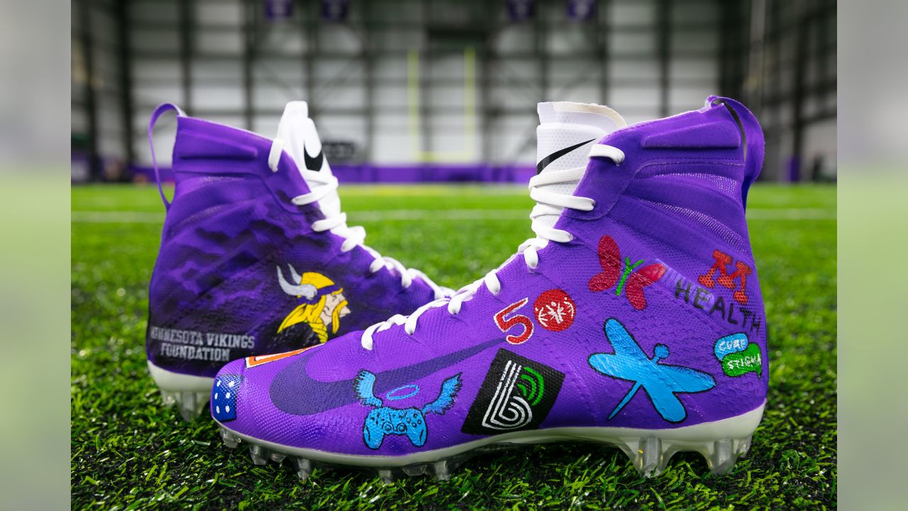 Minnesota Vikings fans cheer before an NFL football game between the Miami  Dolphins and Minnesota Vikings, Sunday, Oct. 16, 2022, in Miami Gardens,  Fla. (AP Photo/Lynne Sladky Stock Photo - Alamy