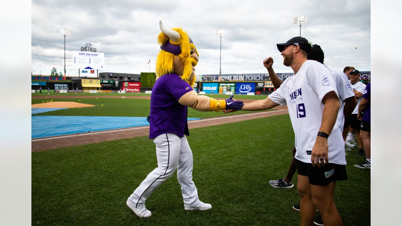 Vikings WR Adam Thielen named 2022 Walter Payton Man of the Year