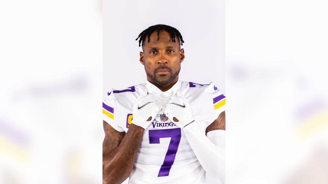 Field Yates on X: Vikings WR Justin Jefferson is averaging 117.5 receiving  yards per game this season, most in the NFL. With just 88 yards today,  Jefferson would surpass Randy Moss for