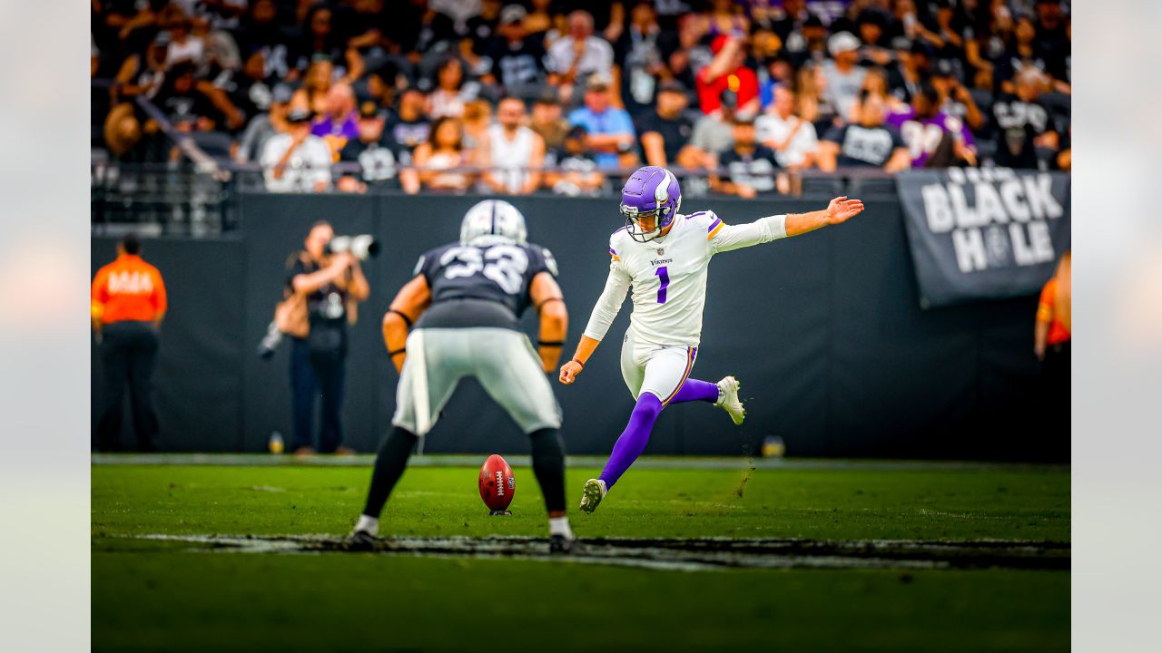 Kirk Cousins on wearing Christian Darrisaw's chain, which Kris Boyd put on  him: “I had never actually put a chain on, so that was my first experience  of what that feels like.