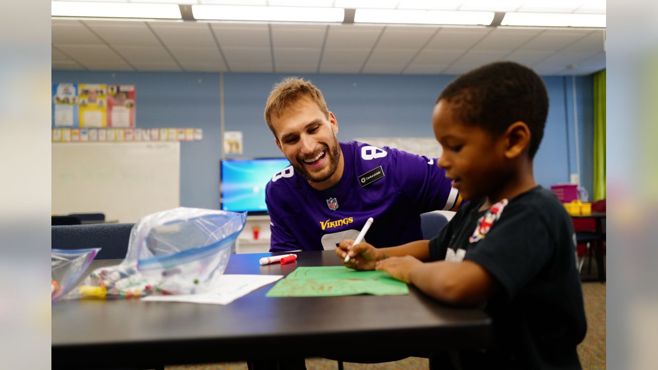 Hy-Vee Kirk Cousins Minnesota Vikings Cinnaminn Snaps EMPTY cereal box  DAMAGED