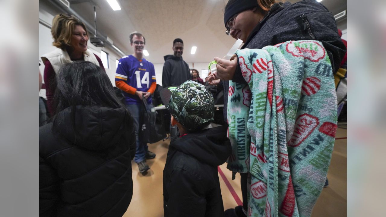 Vikings' Stefon Diggs returns to hometown of Washington to donate coats to  students in need: 'I'm not that far off from you'