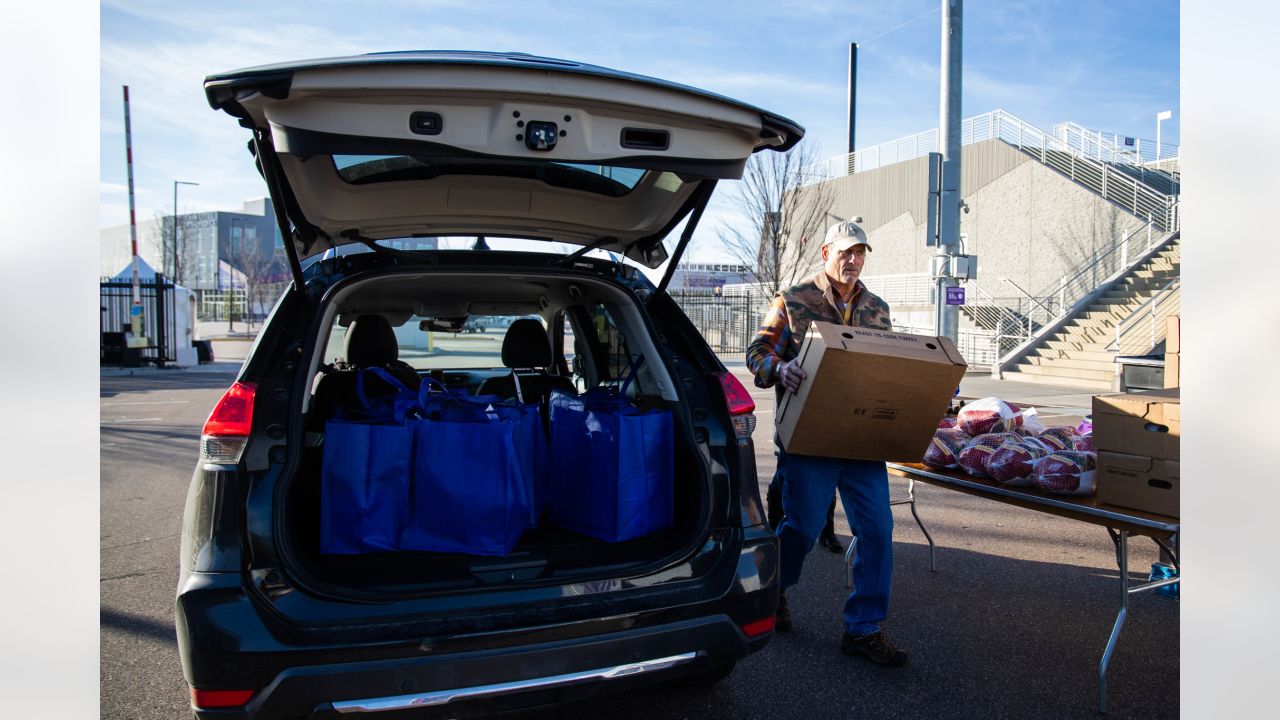 Vikings Team Up With UnitedHealthcare and Hy-Vee To Distribute 1,500  Thanksgiving Meals