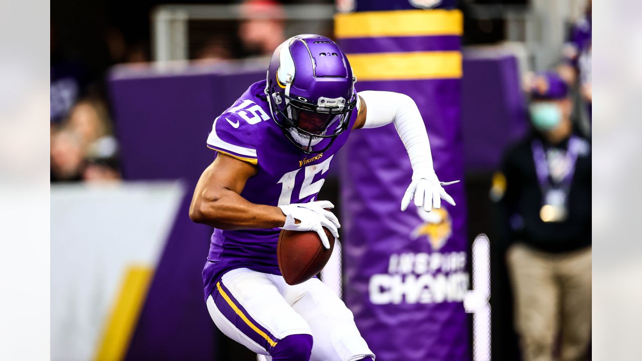 Barr set high: Versatile Vikings linebacker is thriving