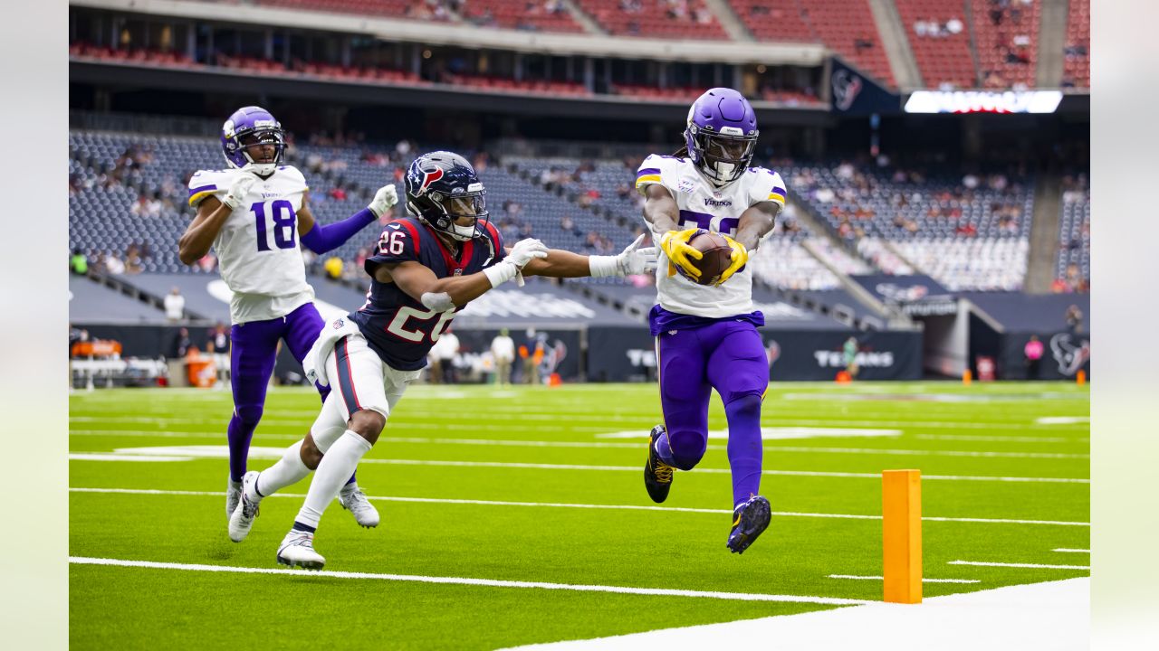 Minnesota Vikings running back Chuck Foreman (44) gets a heck of a