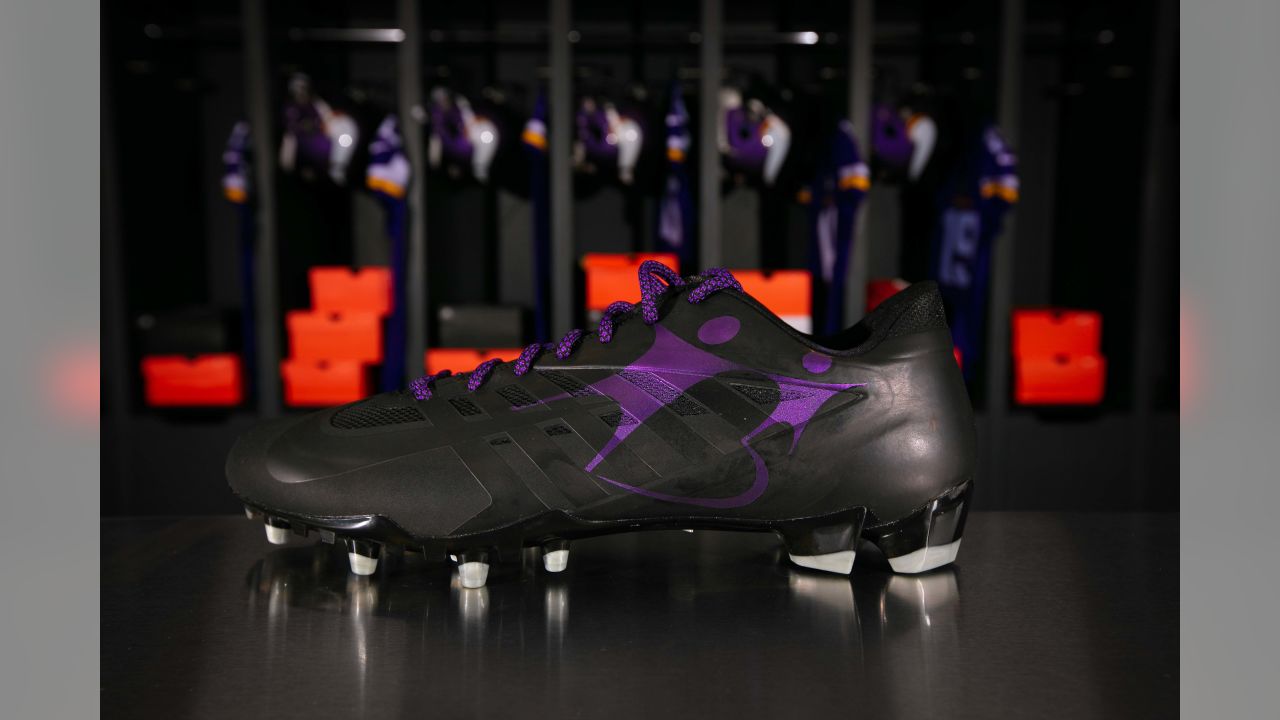 Mache Creates Harambe Cleats For Vikings Running Back