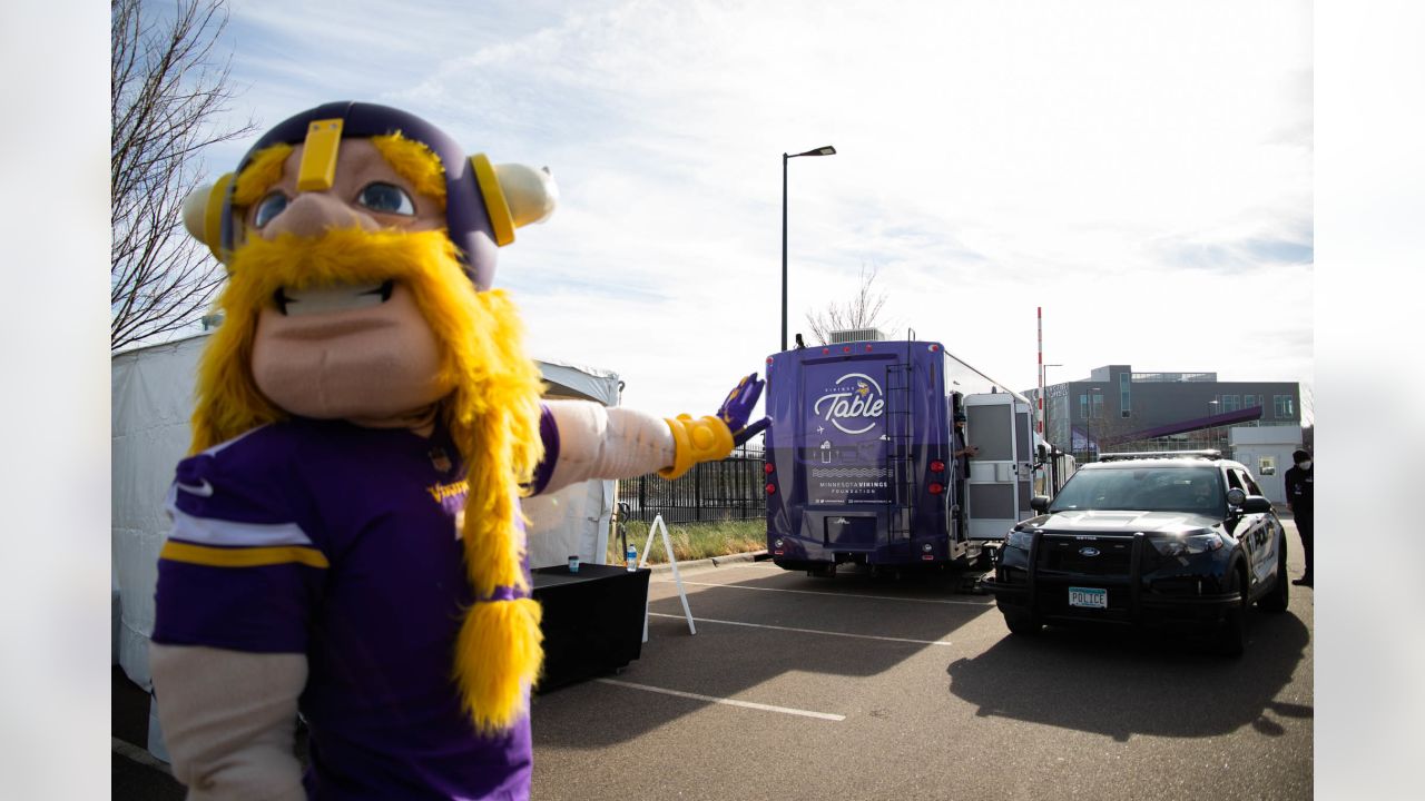 Vikings Distribute 1,500 Thanksgiving Meals to Twin Cities Community