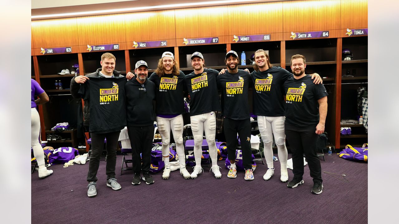 Minnesota Vikings' eager fans return to U.S. Bank Stadium for fake