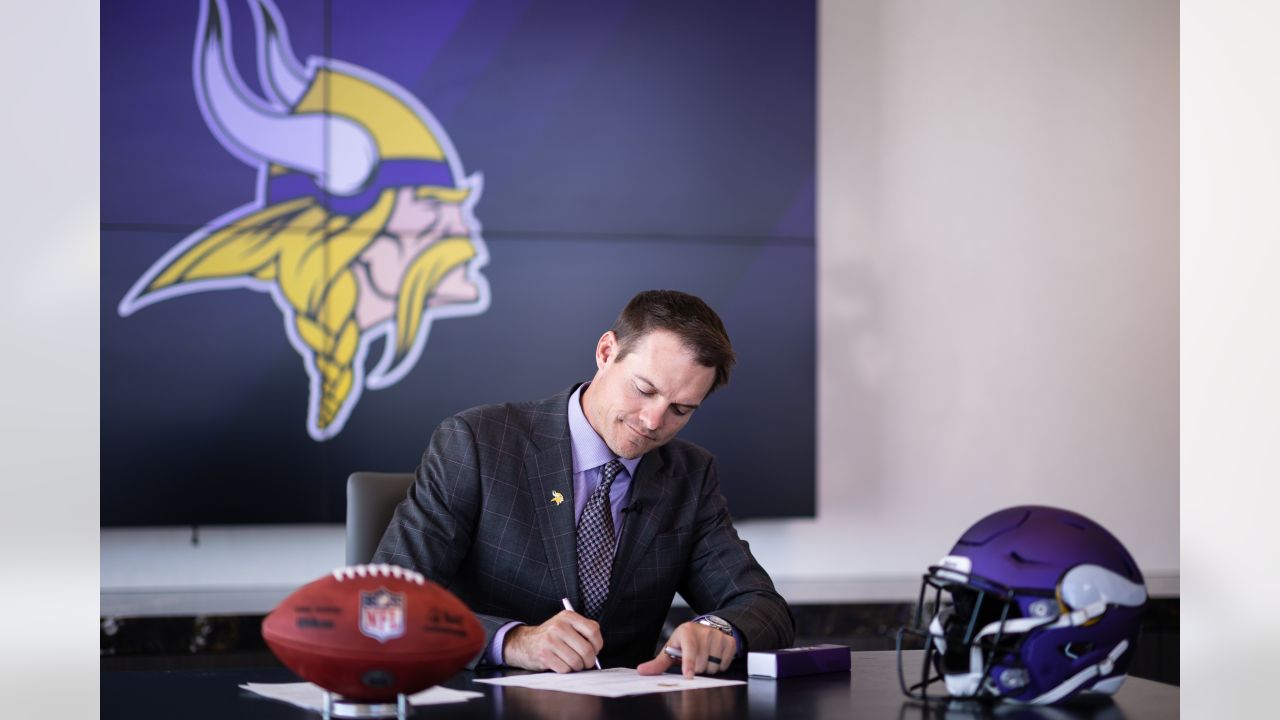 First-year head coach Kevin O'Connell building Vikings' culture via easy  authenticity, strong acuity