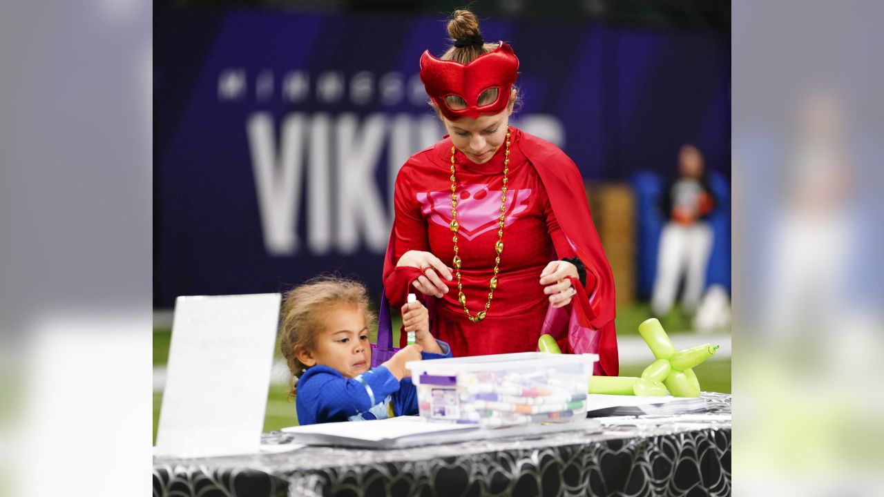 Kirk Cousins Surprises Homeless Kids with Halloween Costumes &  Trick-Or-Treating