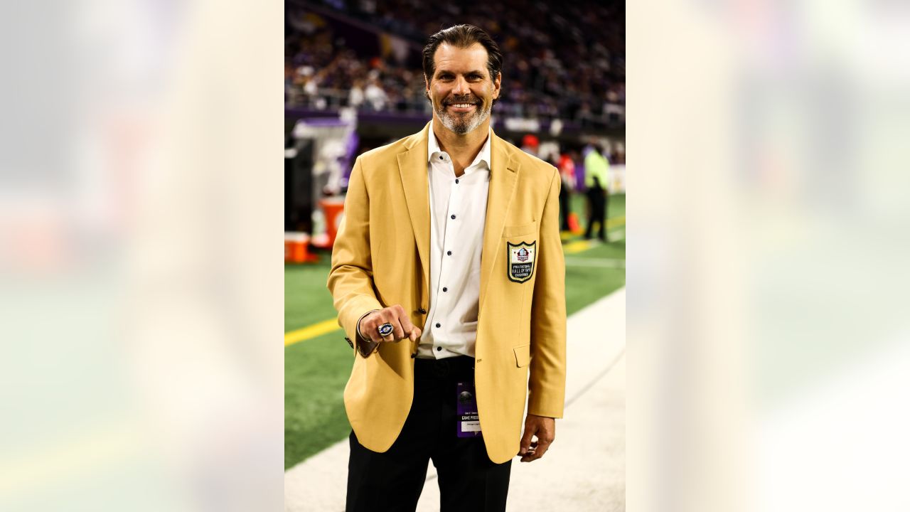 Former Vikings Guard Steve Hutchinson Inducted Into Hall Of Fame - CBS  Minnesota