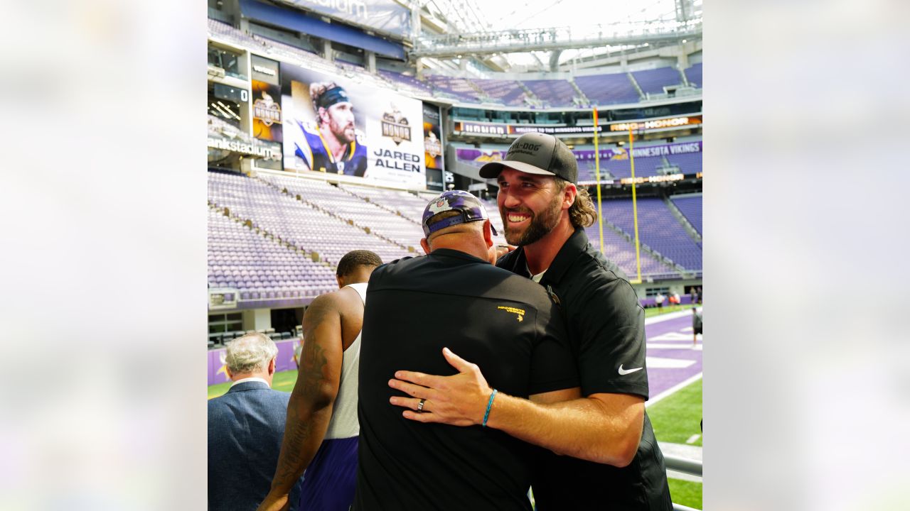 Jared Allen Ceremony Goes Viral: NFL World Reacts - The Spun