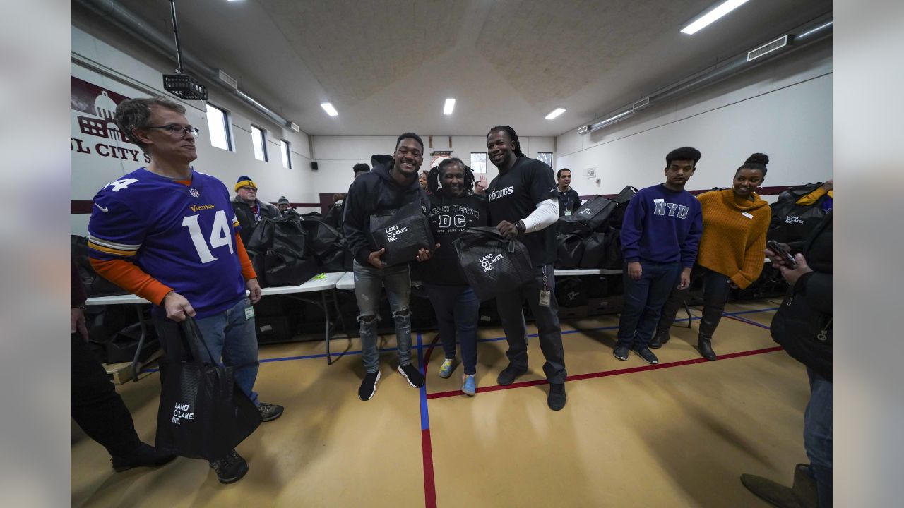 Vikings' Stefon Diggs returns to hometown of Washington to donate coats to  students in need: 'I'm not that far off from you'