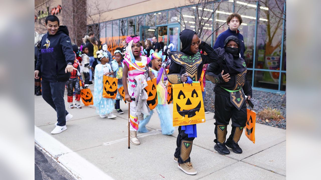 Kirk Cousins Surprises Homeless Kids with Halloween Costumes &  Trick-Or-Treating