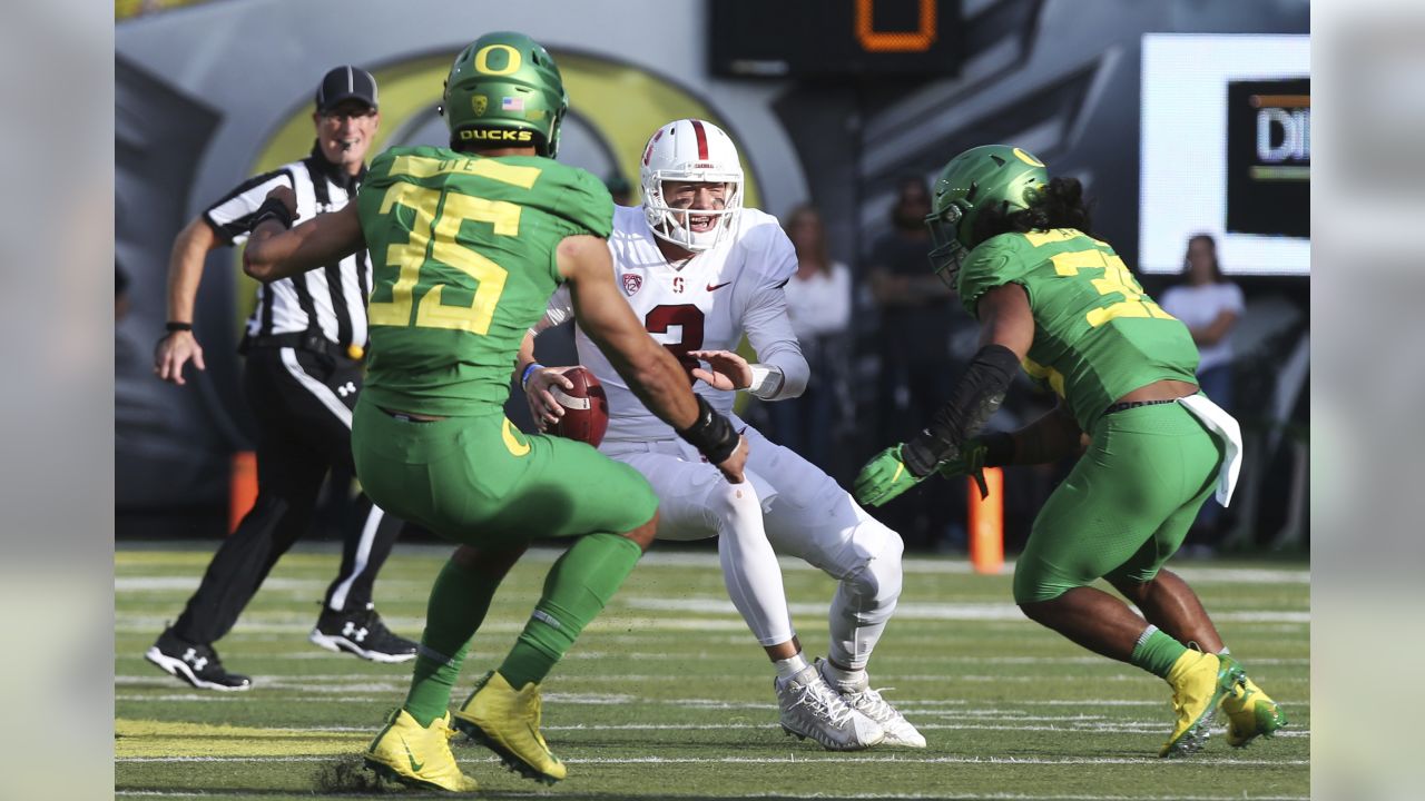 WATCH: Oregon legend Troy Dye has to wear Georgia gear after