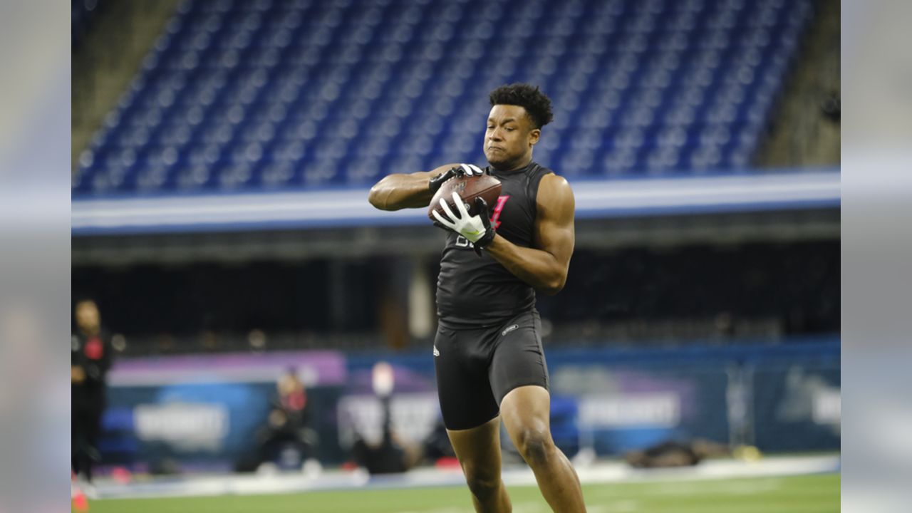 South Carolina defensive lineman D J Wonnum runs a drill at the NFL  football scouting combine in Indianapolis, Saturday, Feb. 29, 2020. (AP  Photo/Charlie Neibergall Stock Photo - Alamy