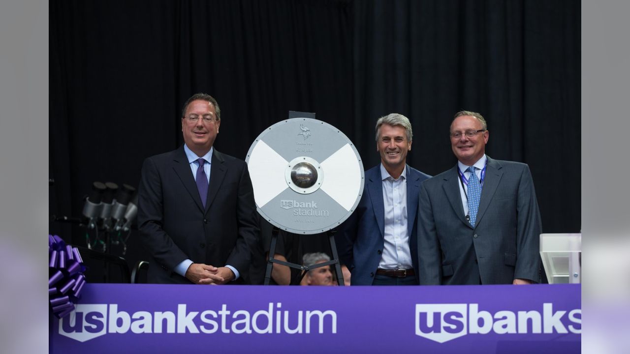 Coaches Bud Grant, Zimmer Team Up for 1st Gjallarhorn Sounding