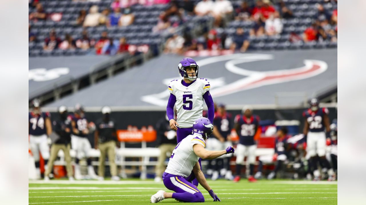 Minnesota Vikings cornerback Cameron Dantzler (3) warms up before a  preseason NFL football game against the San Francisco 49ers, Saturday, Aug.  20, 2022, in Minneapolis. (AP Photo/Bruce Kluckhohn Stock Photo - Alamy