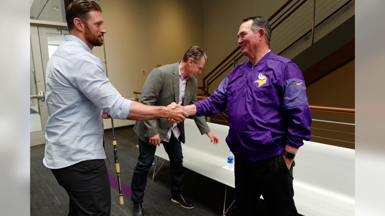 Brian Robison Sounds The Gjallarhorn, Leads Skol Chant Prior to Minnesota  Vikings-Green Bay Packers 