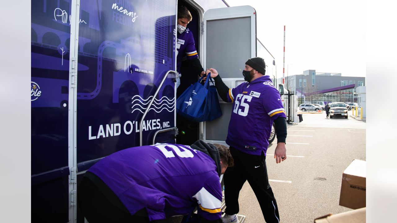 Vikings Distribute 1,500 Thanksgiving Meals to Twin Cities Community