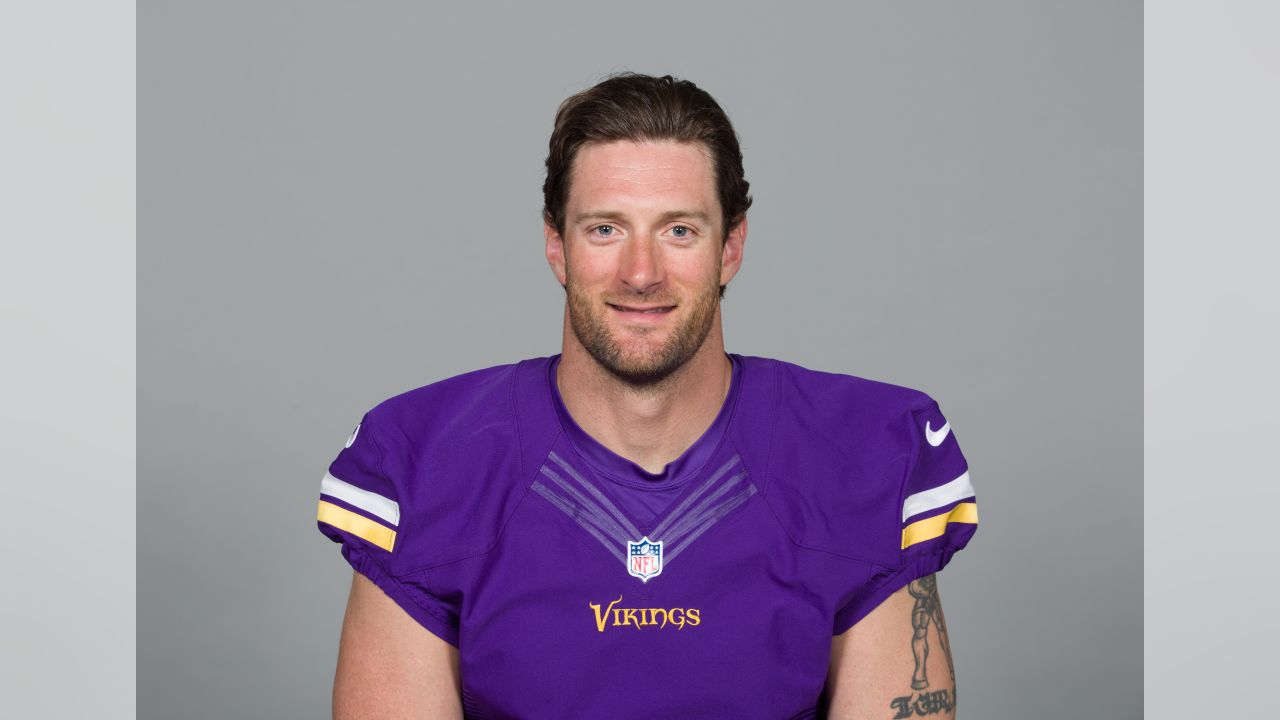 Brian Robison Sounds The Gjallarhorn, Leads Skol Chant Prior to Minnesota  Vikings-Green Bay Packers 
