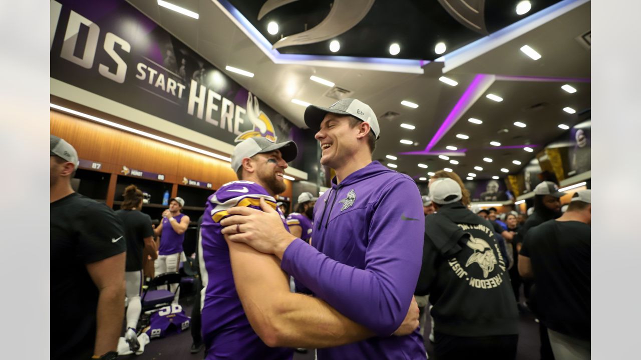 Minnesota Vikings' eager fans return to U.S. Bank Stadium for fake