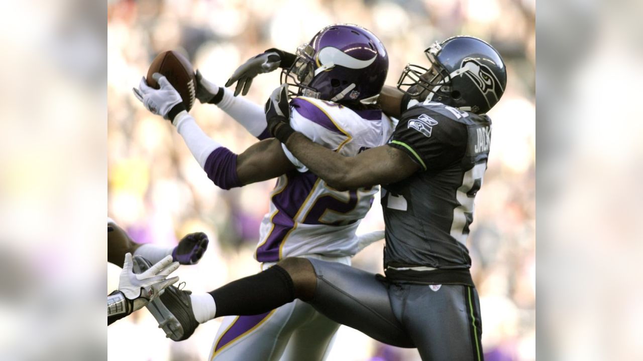 Seattle Seahawks vs. Minnesota Vikings. Fans support on NFL Game.  Silhouette of supporters, big screen with two rivals in background Stock  Photo - Alamy