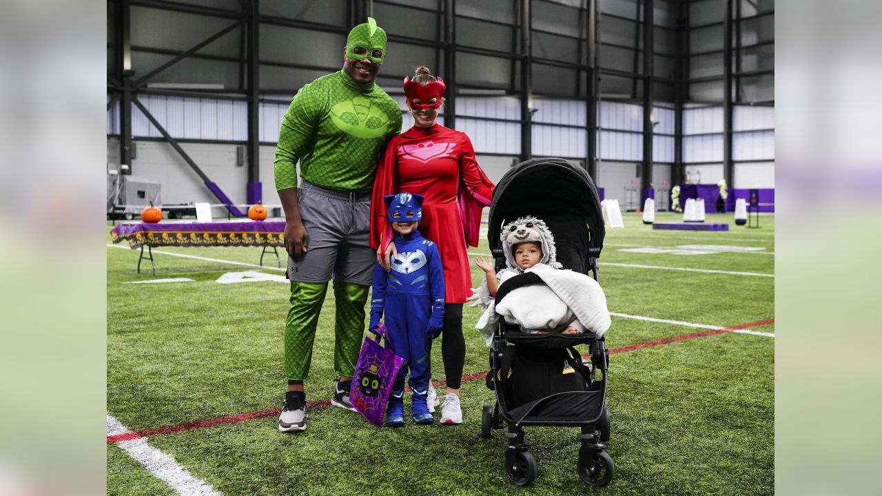 Kirk Cousins Surprises Homeless Kids with Halloween Costumes &  Trick-Or-Treating