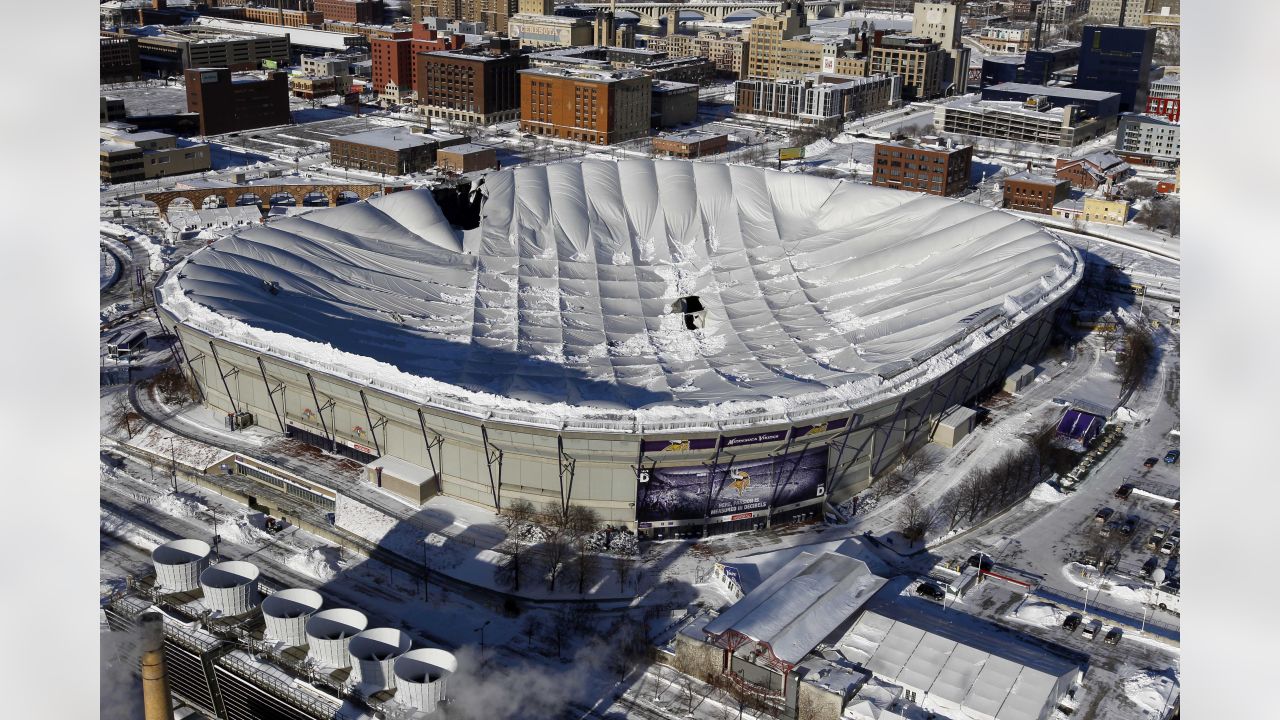 The MetLife Stadium field crew had a busy day shoveling snow at the Packers- Giants game