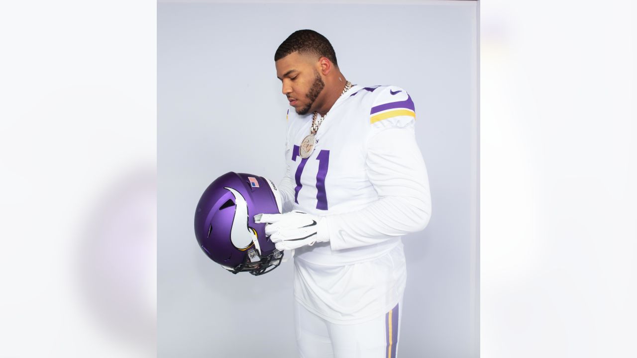 Field Yates on X: Vikings WR Justin Jefferson is averaging 117.5 receiving  yards per game this season, most in the NFL. With just 88 yards today,  Jefferson would surpass Randy Moss for