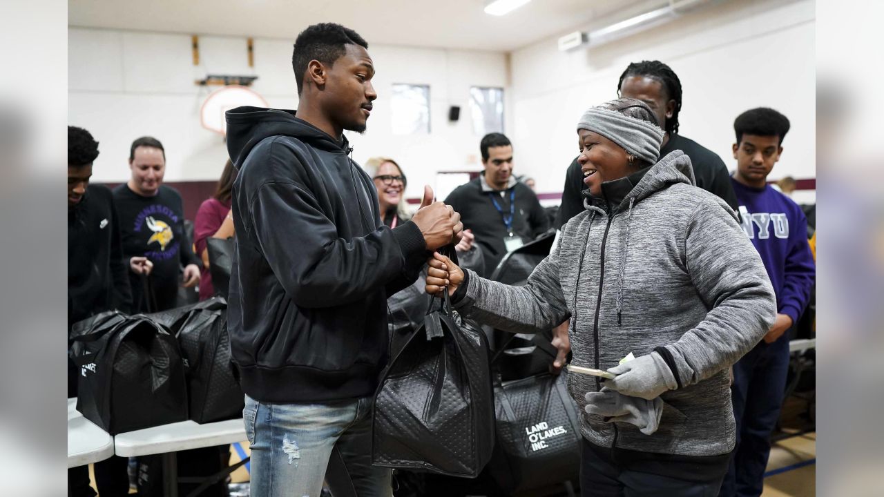 Vikings' Jefferson helps offer families turkeys before