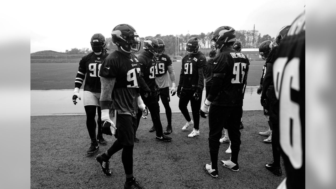 SKOL! Minnesota Vikings fans cheer on players at training camp, Dakota  County