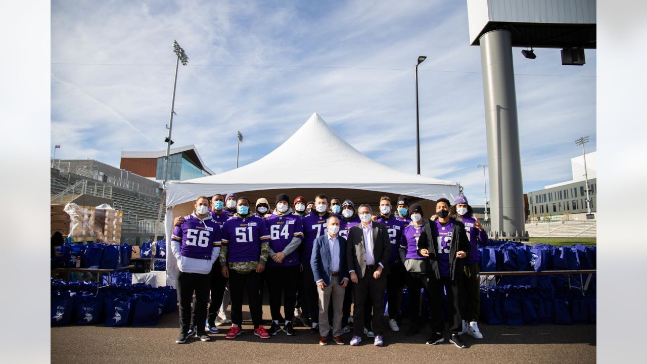 Vikings Distribute 1,500 Thanksgiving Meals to Twin Cities Community