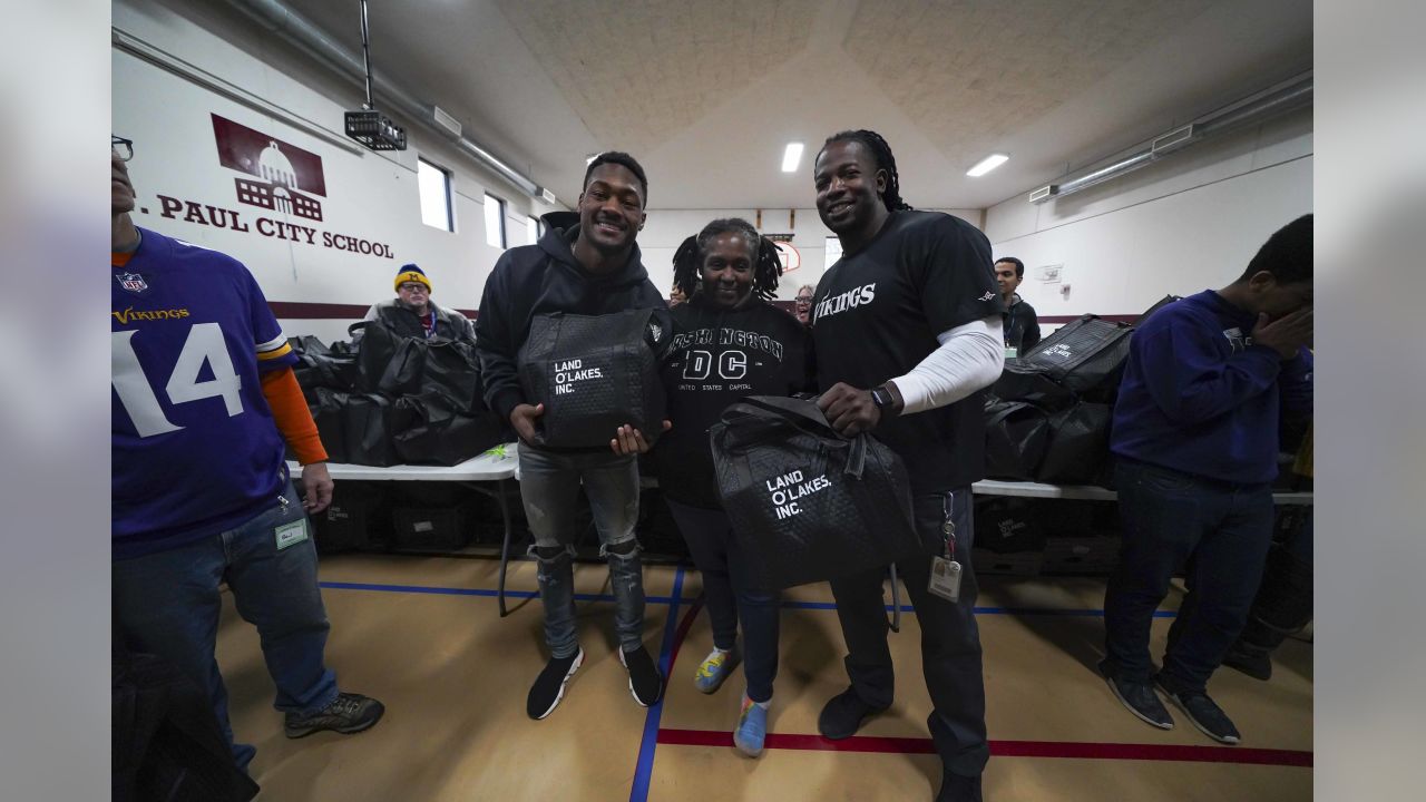 Vikings' Stefon Diggs returns to hometown of Washington to donate coats to  students in need: 'I'm not that far off from you'