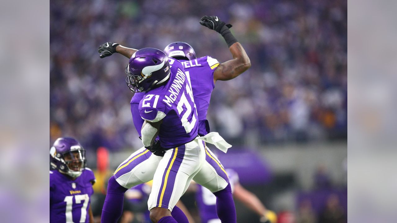 Vikings stun Saints, 29-24, with 61-yard touchdown on last play - CBS News