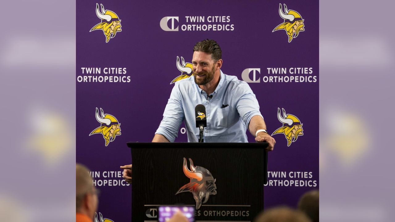 Brian Robison Sounds The Gjallarhorn, Leads Skol Chant Prior to Minnesota  Vikings-Green Bay Packers 