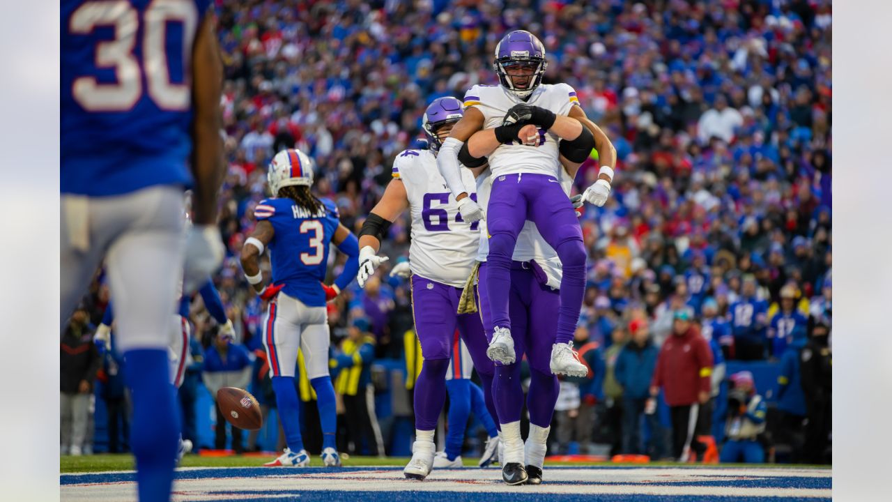 Justin Jefferson Helps Honor 'Real Viking' Frontline Worker as Vikings Fan  of the Year