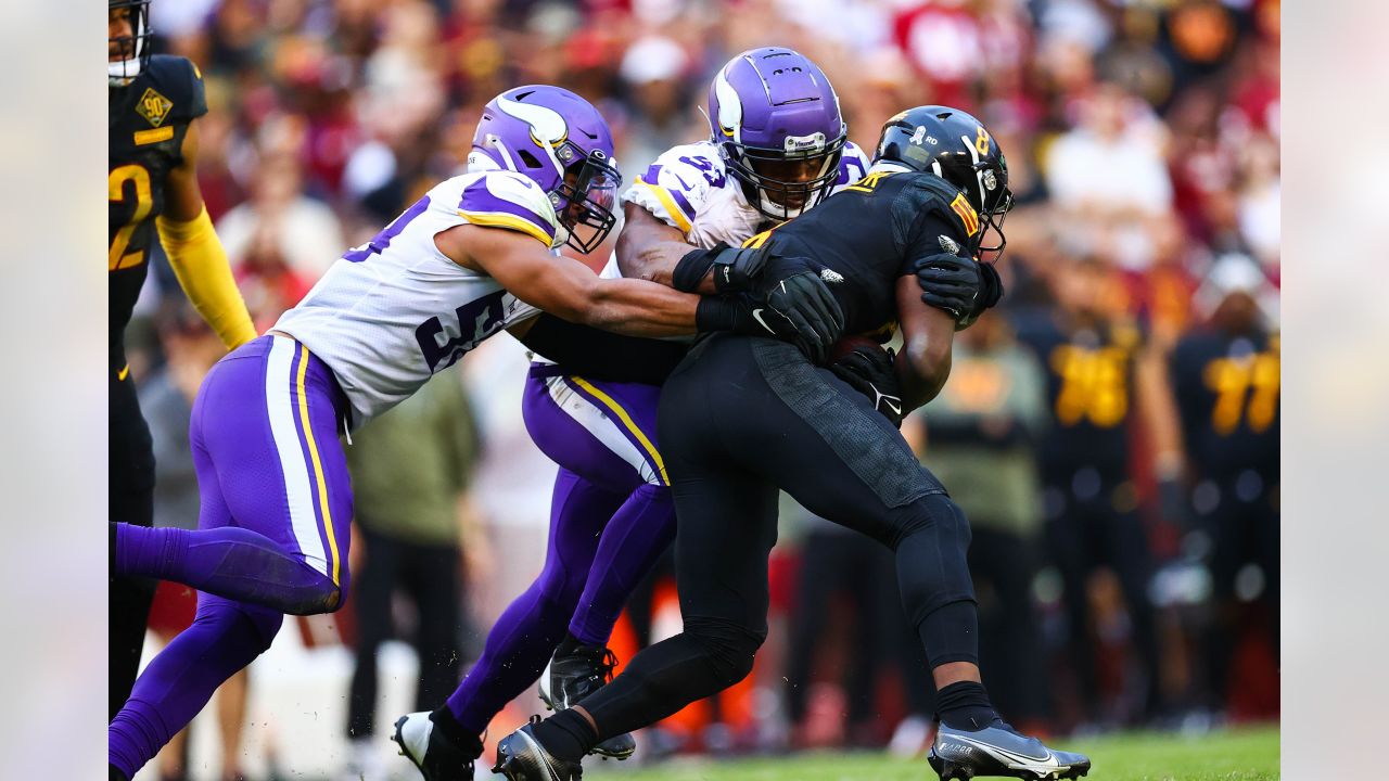 SPEED BUMP': Ref runs into Vikings defender for 49-yard Commanders  touchdown